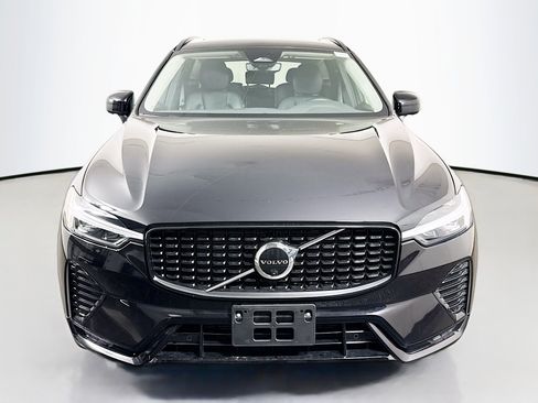 Used 2025 Volvo XC60 B5 Plus image 2