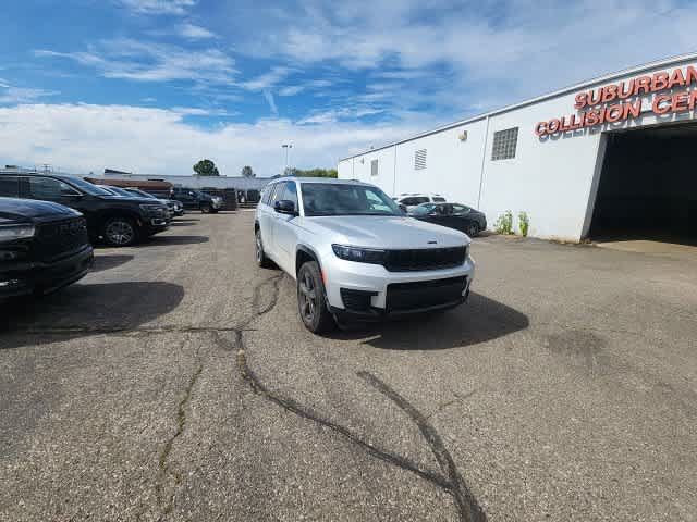 Used 2024 Jeep Grand Cherokee L Altitude AWD/4WD image 7