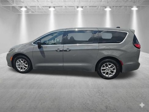 Used 2025 Chrysler Pacifica Select FWD image 7