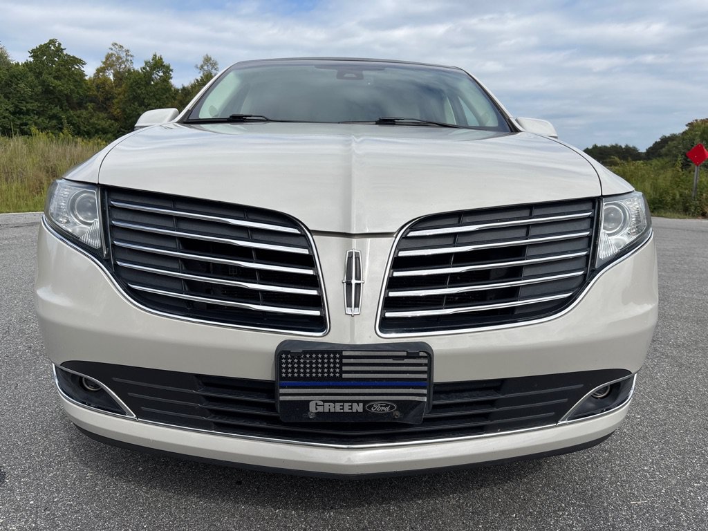 Used 2019 Lincoln MKT AWD image 8