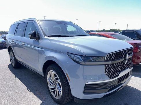 Used 2025 Lincoln Navigator Reserve AWD/4WD image 3