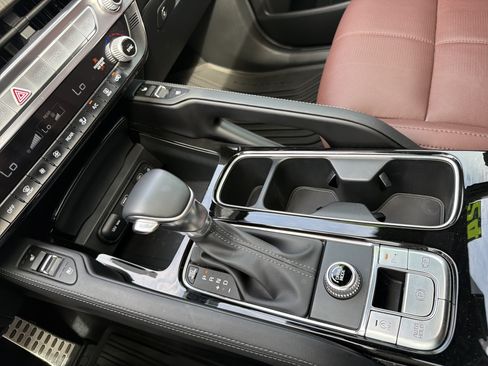 Used 2024 Kia Telluride SX w/ Towing Package FWD image 9