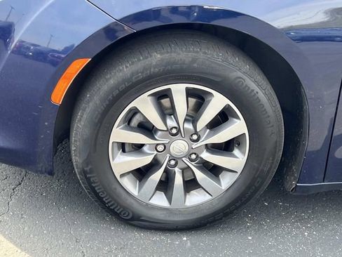 Used 2019 Chrysler Pacifica Touring-L Plus FWD image 10