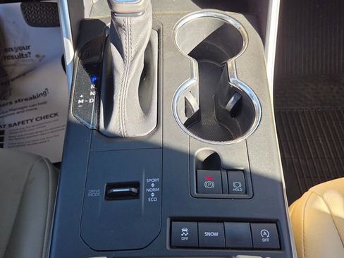 Used 2021 Toyota Highlander XLE image 19