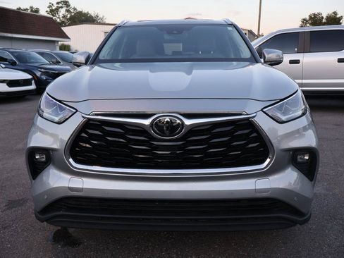 Used 2020 Toyota Highlander Limited FWD image 2
