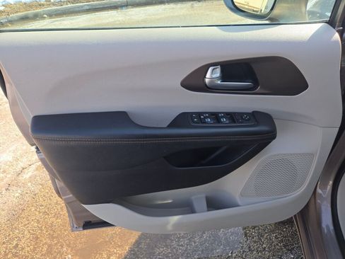 Used 2017 Chrysler Pacifica Touring-L Plus image 19