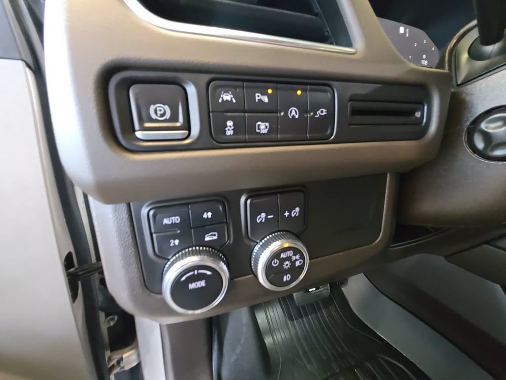 Certified 2022 GMC Yukon SLT w/ SLT Luxury Package AWD/4WD image 32