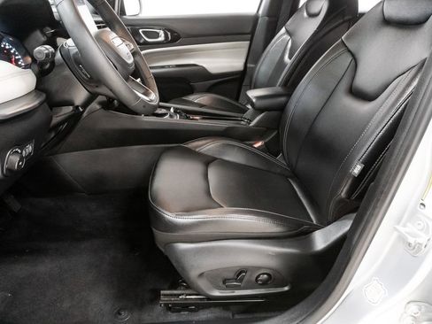 Used 2025 Jeep Compass Limited image 10