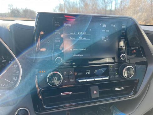 Used 2021 Toyota Highlander XLE image 8