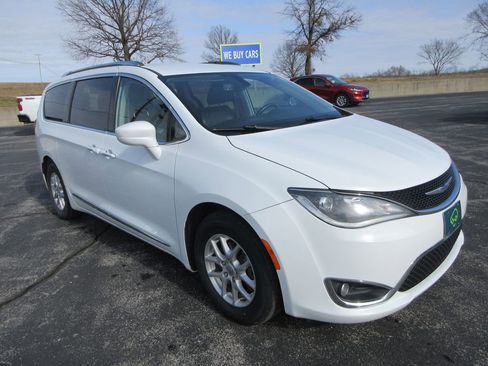 Used 2020 Chrysler Pacifica Touring-L image 7