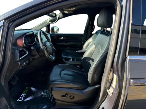 Used 2020 Chrysler Pacifica Touring-L FWD image 12