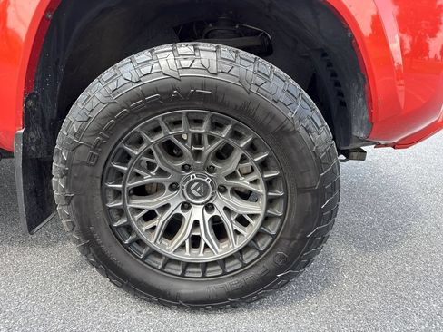 Used 2017 Toyota Tacoma TRD Sport w/ Premium & Technology Package AWD/4WD image 31