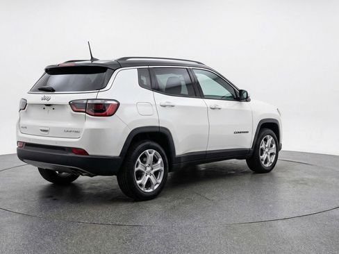 Used 2025 Jeep Compass Latitude AWD/4WD image 9