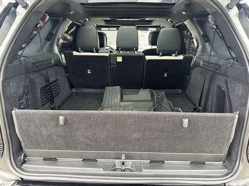 Used 2023 Land Rover Discovery Metropolitan Edition image 6