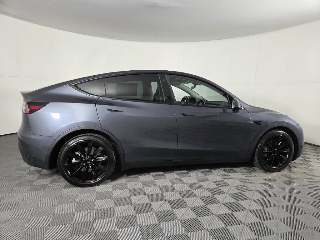 Used 2023 Tesla Model Y AWD image 3