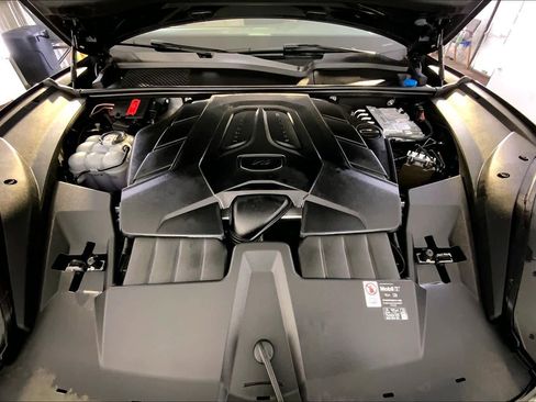 Used 2025 Porsche Cayenne image 32