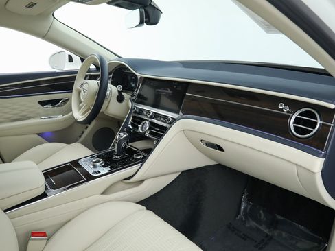 Used 2022 Bentley Flying Spur Plug-In Hybrid AWD/4WD image 16