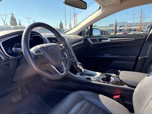 Used 2016 Ford Fusion SE w/ Equipment Group 202A image 4