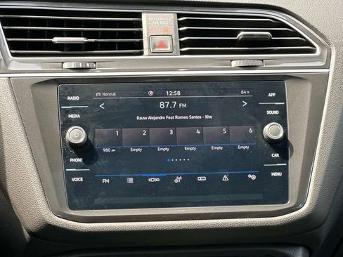 Used 2024 Volkswagen Tiguan SE w/ Panoramic Sunroof Package image 3