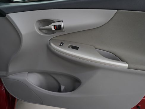 Used 2013 Toyota Corolla LE image 9