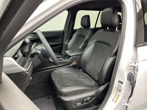 Used 2024 Jeep Grand Cherokee Altitude AWD/4WD image 9