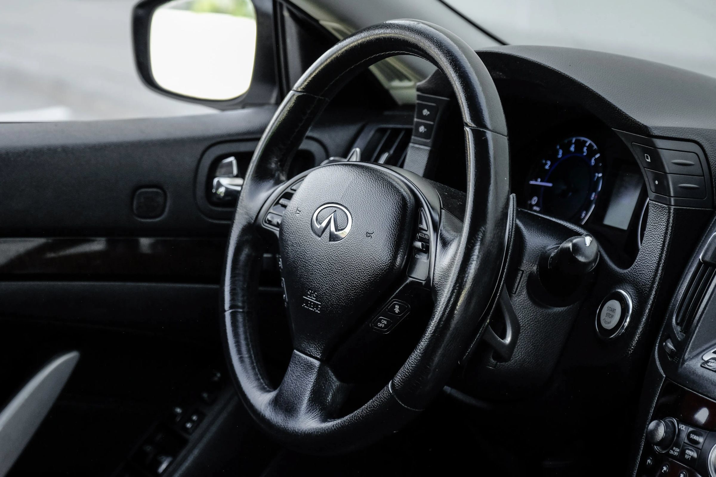 Used 2015 INFINITI Q60 Convertible w/ Premium Package RWD image 21