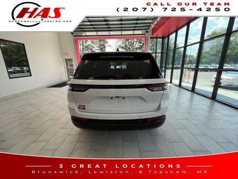 Used 2024 Jeep Grand Cherokee Altitude AWD/4WD image 5