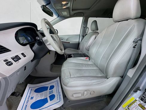 Used 2013 Toyota Sienna XLE FWD image 25