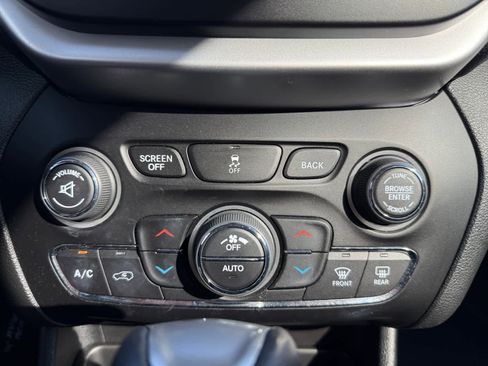 Used 2014 Jeep Cherokee Trailhawk w/ Technology Group AWD/4WD image 17