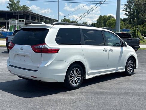 Used 2020 Toyota Sienna XLE w/ XLE Navigation Package FWD image 3