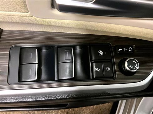 Used 2024 Toyota Sienna Platinum image 31