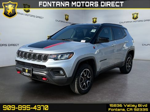 Used 2025 Jeep Compass Trailhawk AWD/4WD image 1