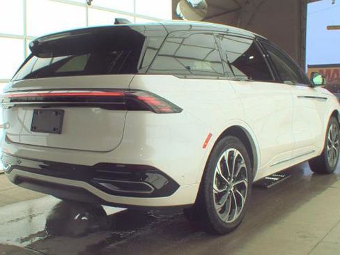 Used 2024 Lincoln Nautilus Reserve image 4