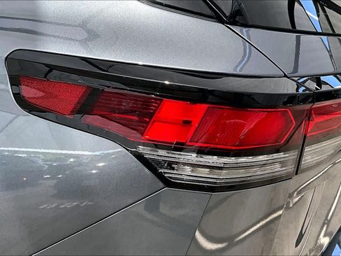 Used 2025 Volkswagen Tiguan SE R-Line FWD image 29