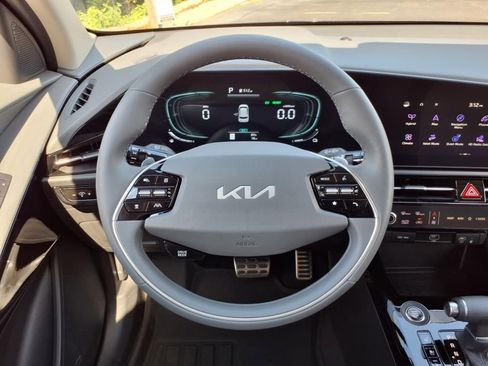 New 2025 Kia Niro SX Touring image 14