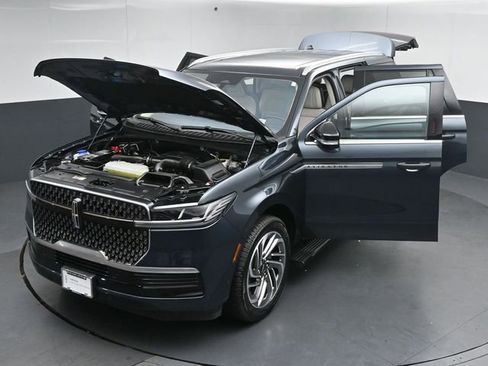 Certified 2025 Lincoln Navigator Reserve AWD/4WD image 59