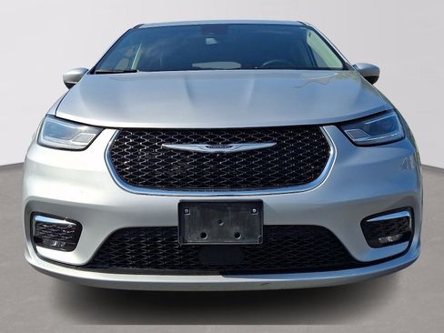 Used 2023 Chrysler Pacifica Touring-L FWD image 2