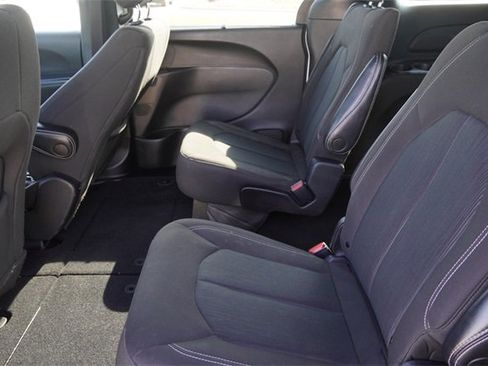 Used 2022 Chrysler Pacifica Touring image 16