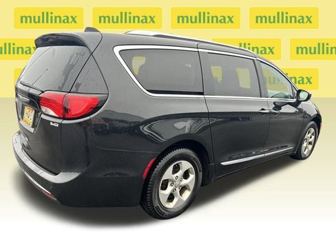 Used 2017 Chrysler Pacifica Touring-L Plus image 3