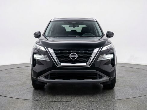 Used 2025 Nissan Rogue SV image 2