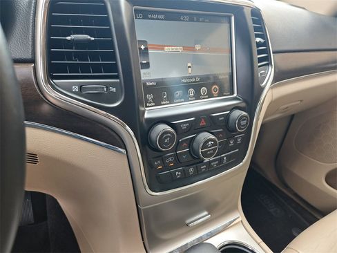 Used 2017 Jeep Grand Cherokee Limited image 17