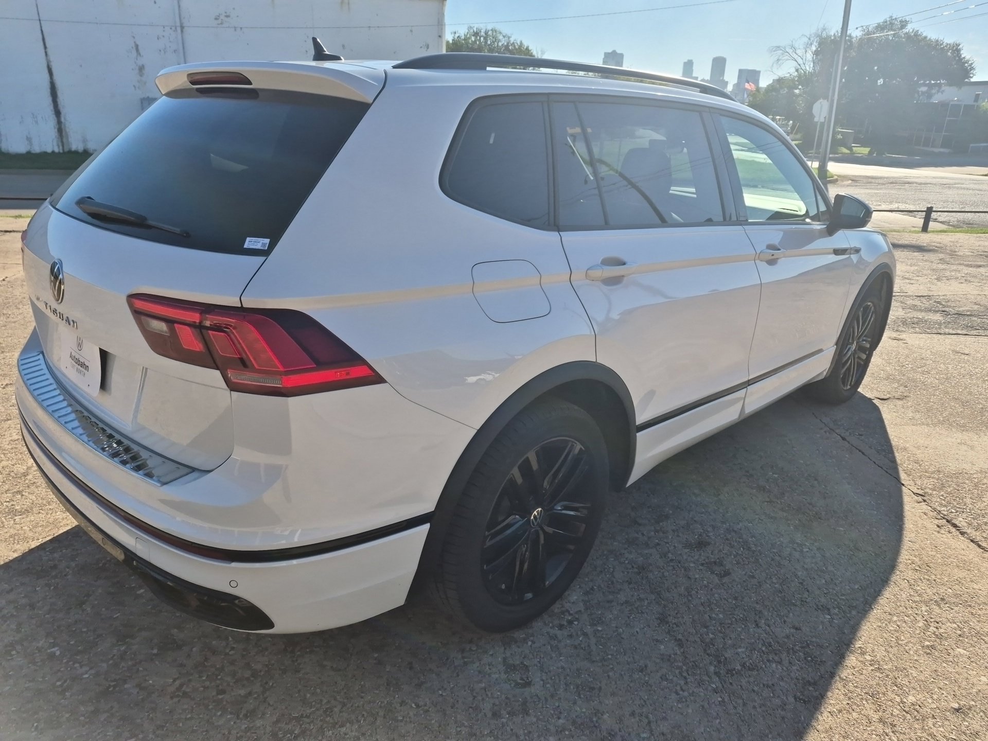 Used 2022 Volkswagen Tiguan SE R-Line FWD image 5