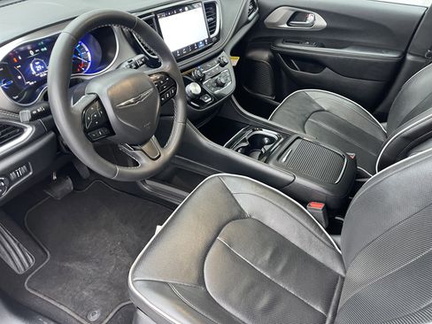 Used 2023 Chrysler Pacifica Limited w/ S Appearance Package image 9