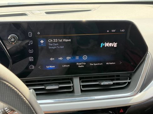 Used 2025 Chevrolet Trax LT FWD image 9