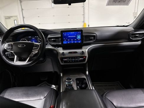 Used 2022 Ford Explorer XLT w/ Equipment Group 202A image 10
