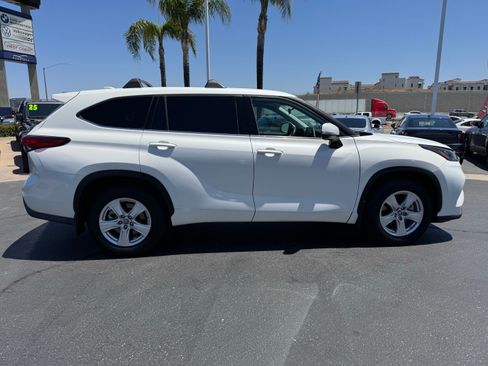 Used 2020 Toyota Highlander L FWD image 11