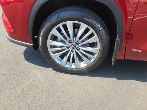 Certified 2026 Toyota Highlander Platinum AWD/4WD image 9