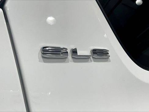 Used 2022 GMC Acadia SLE FWD image 24