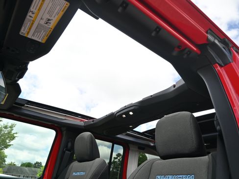 Used 2025 Jeep Wrangler Unlimited Rubicon 4xe w/ Safety Group AWD/4WD image 29