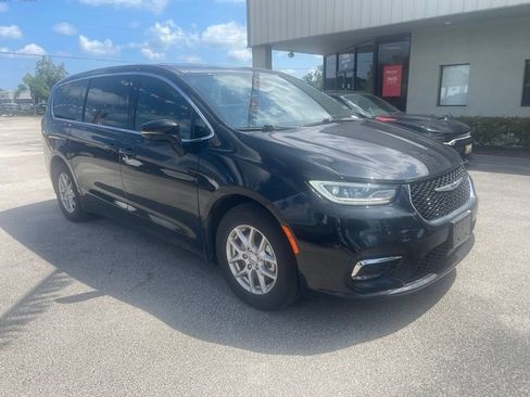Used 2025 Chrysler Pacifica Select FWD image 2